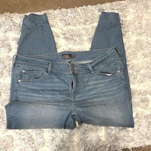 Torrid light wash torrid distressed cropped jeggings 20T